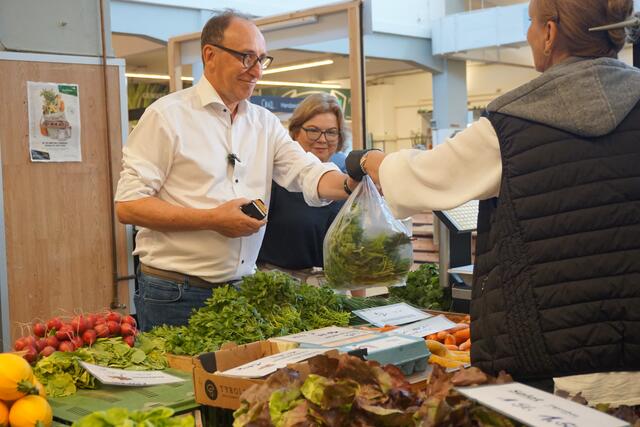 In der Markthalle wurde vor dem Kochen noch schnell eingekauft. | Foto: MeinBezirk/ Lisa Kropiunig