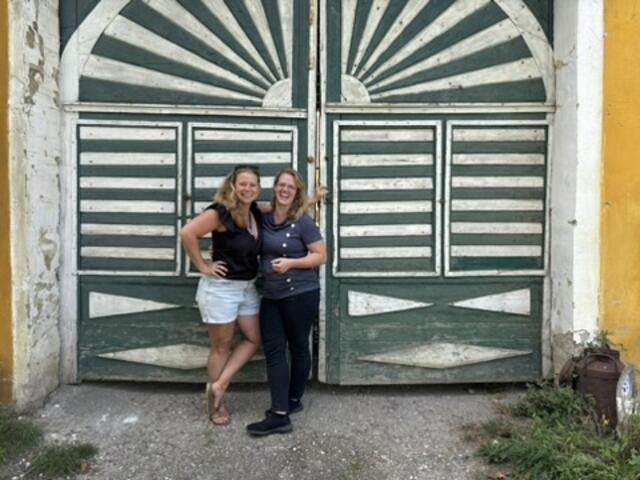 Lisa Köhler und Daniela Bruckmayer freuen sich über den Zuspruch aus der Gemeinde für den Finsterhof. | Foto: Lauren Seywald