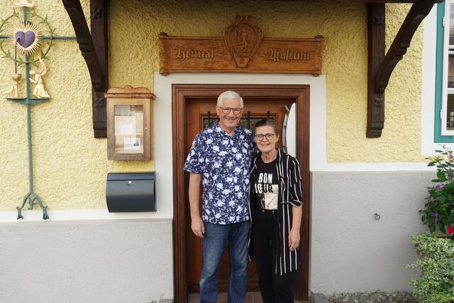 Die beiden Kustoden Peter und Ingeborg Mastnak vor dem Museum im Einlegerhaus in Obertrum am See. | Foto: Emanuel Hasenauer