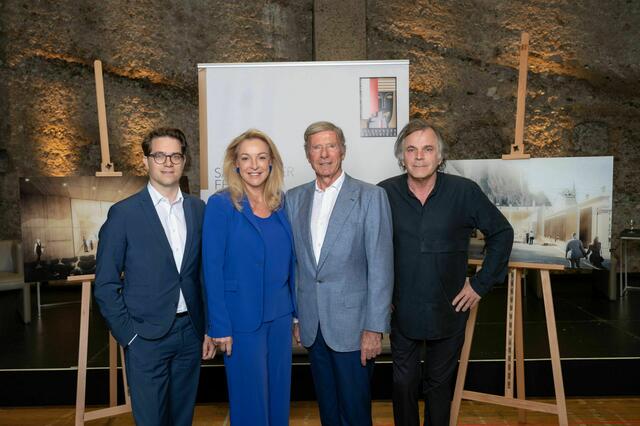 Mäzen Dr. Hans-Peter Wild (3.v.l.) mit dem Direktorium der Salzburger Festspiele: Lukas Crepaz, Kaufmännischer Direktor; Präsidentin Kristina Hammer, Intendant Markus Hinterhäuser bei der Projektpräsentation 2023 im Schüttkasten. | Foto: SF /Jan Friese