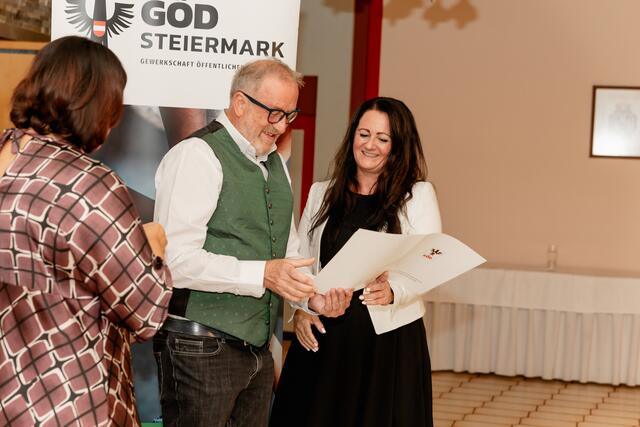 Der langjährige Vorsitzende Josef Mayer wurde mit dem silbernen Ehrenzeichen und einer Urkunde bedacht.  | Foto: GÖD