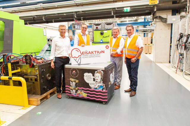 GF Helmut Schwarzl, KO LAbg. Jochen Danninger, WBNÖ Direktor Harald Servus und WBNÖ Landesgruppenobmann WKNÖ Präsident Wolfgang Ecker, verteilten regionales Eis an die Geberit Mitarbeiter in Pottenbrunn.
 | Foto: WBNÖ