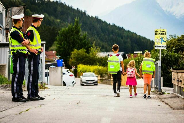 Durch den Einsatz von Schülerlotsinnen und Schülerlotsen konnte man bereits die Sicherheit auf österreichischen Schulwegen erhöhen.  | Foto:  LPD Tirol