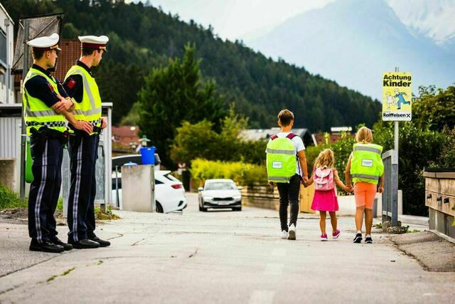 In Kürze beginnt die Schule. Deshalb wird einmal mehr daran erinnert, auf die Kinder besonders aufzupassen. | Foto:  LPD Tirol