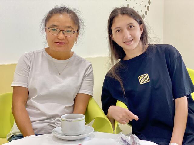 Sumayya Dalatmirova und ihre Begleiterin Nishangul "Nicky" Tajibaeva. Seit dem 20-stündigen Eingriff sind drei Wochen vergangen. | Foto: SALK/Fürweger
