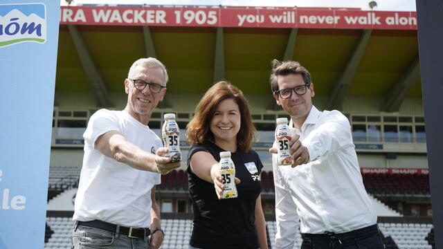 Peter Stöger (Sportdirektor Admira), Veronika Koch (Leitung Marketing NÖM), Niklas Belihart (Geschäftsführer Admira) | Foto: Admira/Haunschmid