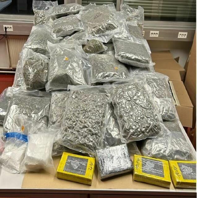 Bei dem 45-Jährigen wurde etwa 30 Gramm Kokain gefunden und sichergestellt. In den Wohnungen des Trios konnte weiters 7,2 Kilogramm an Kokain und 69,2 Kilogramm Marihuana vorgefunden und beschlagnahmt werden.  | Foto: LPD Wien