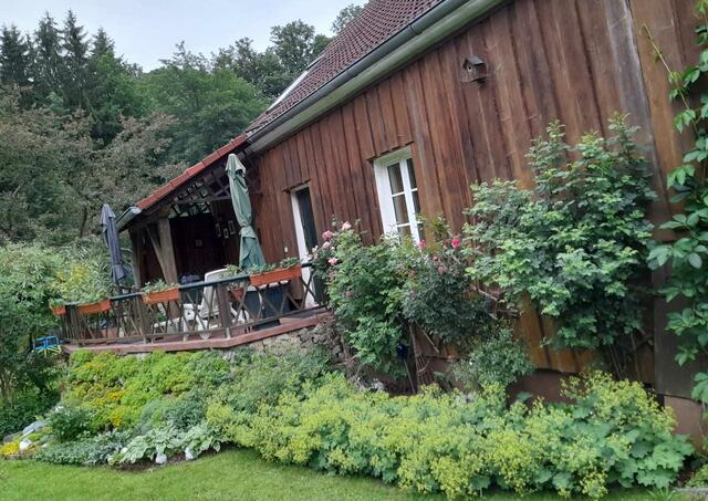 Holzpfostenverkleidung und Terrasse | Foto: Privat