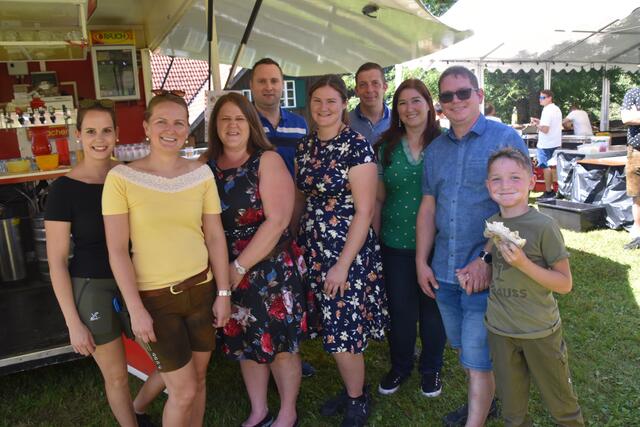 Die Organisatoren vom Verein "Kulturgemeinschaft Forst" mit der Obfrau Birgit Kogler (5. v. li.) | Foto: Teferle (25)