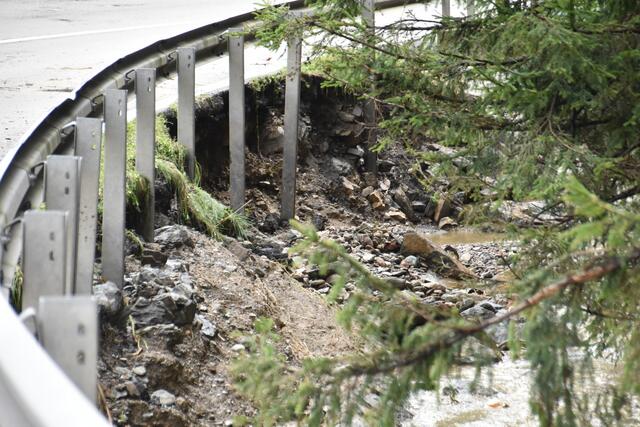 Enorme Schäden an der Friesacher-Straße. | Foto: BFV Murau