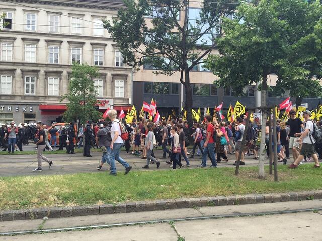 Nach einer Undercover-Dokumentation über die rechtsextremen Identitären fordern SPÖ, Grüne und ÖVP ein hartes Vorgehen gegen die Gruppierung. (am Foto eine Identitären-Demo in Wien)  | Foto: Archiv