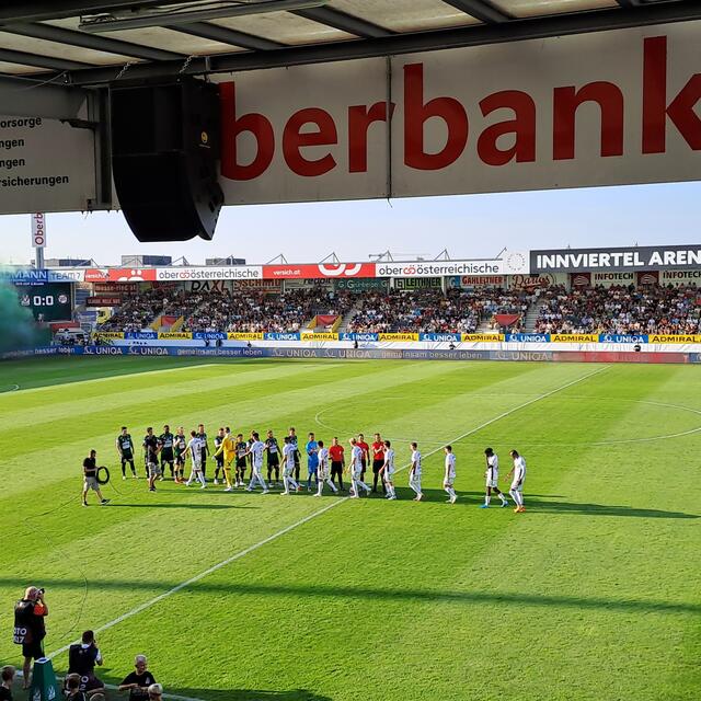 5.800 Zuschauer kamen am frühen Abend in die Innviertel Arena und sahen einen starken Auftritt der SV Ried.  | Foto: Friedl