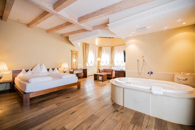 Genießen Sie nach einem aktiven Tag in den Dolomiten entspannende Stunden in unserer exklusiven Familien-Suite mit Jacuzzi Whirlpool. | Foto: Hotel Fameli
