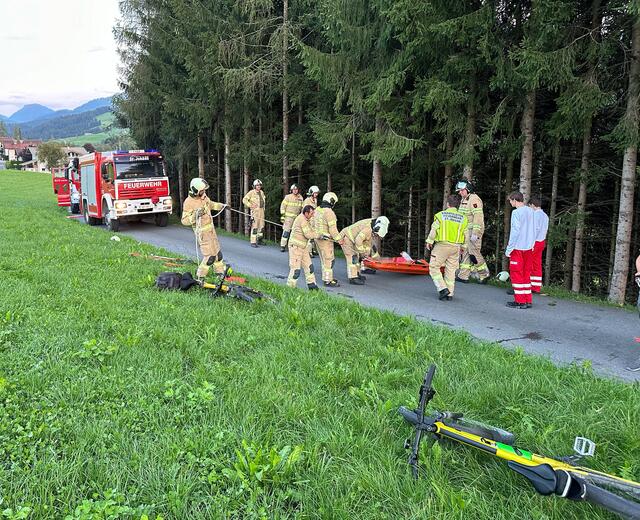 Sie wurde nach der notärztlichen Versorgung vom Rettungsdienst ins BKH St. Johann eingeliefert. | Foto: ZOOM.TIROL