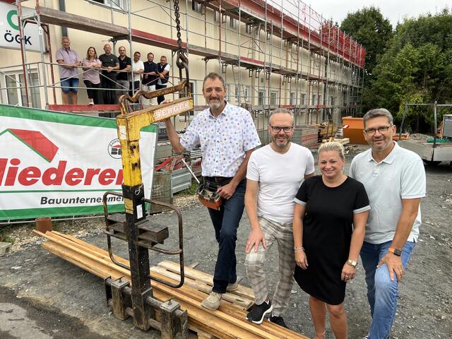 Ein Bild vom Umbau der Arbeiterkammer-Bezirksstelle Jennersdorf verschaffte sich AK-Präsident Gerhard Michalitsch (vorne links) bei einem Besuch. | Foto: Arbeiterkammer