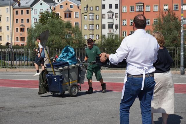 Das Essen musst dann auch an den Mann und die Frau gebracht werden. | Foto: MeinBezirk/ Lisa Kropiunig