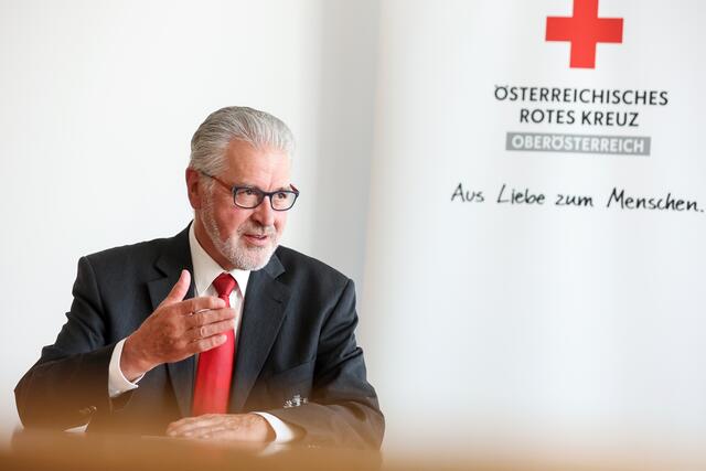 Freiwilligkeit zu fördern und die Belange aller Freiwilligen zu vereinen, war Aichinger besonders wichtig. Federführend trieb er das Freiwilligenmanifest voran und war Vorsitzender im daraus entstandenen Freiwilligenrat.  | Foto: OÖRK/Weihbold
