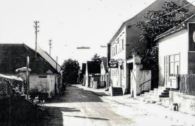 Das "Kum a hin" öffnete erstmals 1989 seine Pforten.  | Foto: Stadtarchiv Ternitz