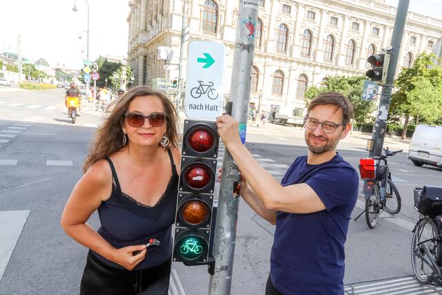 Ulli Sima (SPÖ) und Martin Blum freuen sich über die neuen Grünpfeile. | Foto: PID/Christian Fürthner