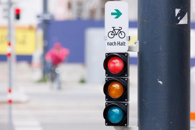 Ab September soll es insgesamt 529 Grünpfeile in Wien geben, die Radfahrern erlaubt, bei Rot rechts abzubiegen.  | Foto:  FLORIAN WIESER / APA / picturedesk.com
