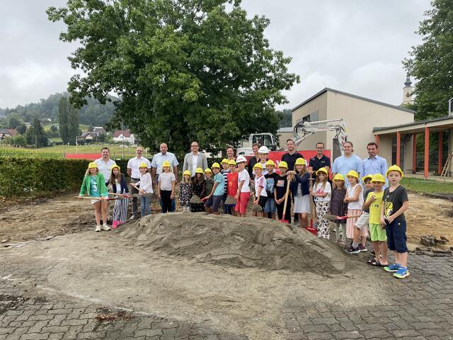 Spatenstich in Sankt Georgen an der Stiefing: Christian Liebminger, Martin Raumberger, Manfred Kranner, Bgm. David Rumpf, Architekten Michael Stoiser und Fabian Wallmüller, Christoph Stockreiter, Peter Trinker, Marco Schmiedbauer und Stefan Oswald.


 | Foto: Dresbach