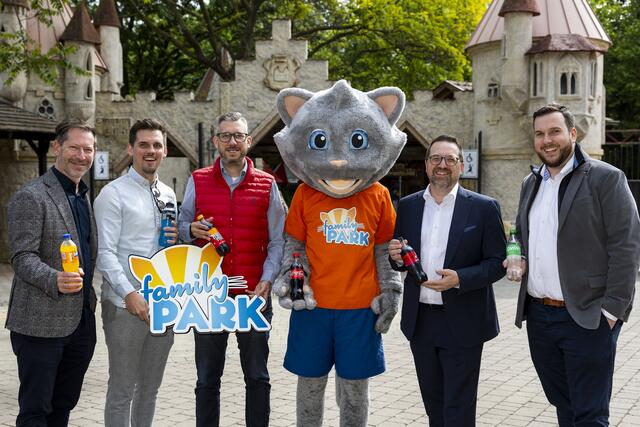 (v.l.) Oliver Vrana (Regional Sales Manager Coca-Cola HBC Österreich), Marcel Krakhofer (Business Developer Coca-Cola HBC Österreich), Balazs Csandli (Head of In-Sales Family Park), Stefan Bletzacher (Sales Lead – Out of Home Coca-Cola HBC Österreich), Christoph Sloboda (Sales Team Lead Coca-Cola HBC Österreich)

 | Foto: Coca-Cola HBC 