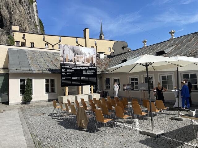 Im Hof des Schüttkastens am Karajanplatz (ehemalige Niemez Cafe`) wo am 28. August 2024, noch eine Bürgerinformation stattfindet, werden die bagger auffahren. | Foto: Martin Schöndorfer, 2024