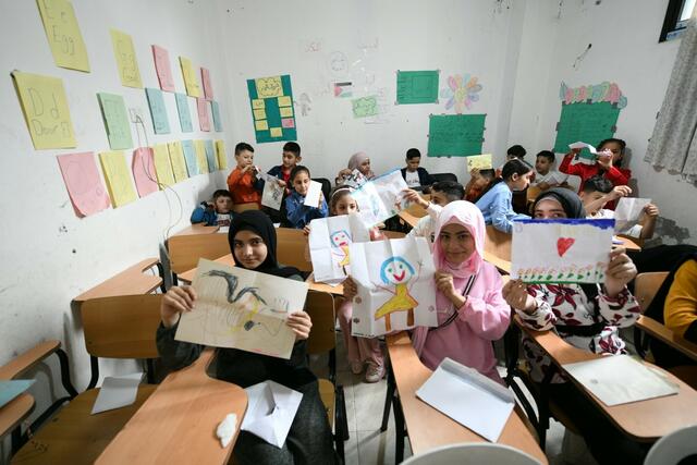 Die Dankes-Zeichnungen stammen von Flüchtlingskindern in Beirut, die von der Güssinger "Karawane der Menschlichkeit" unterstützt werden. | Foto: Pascal Violo