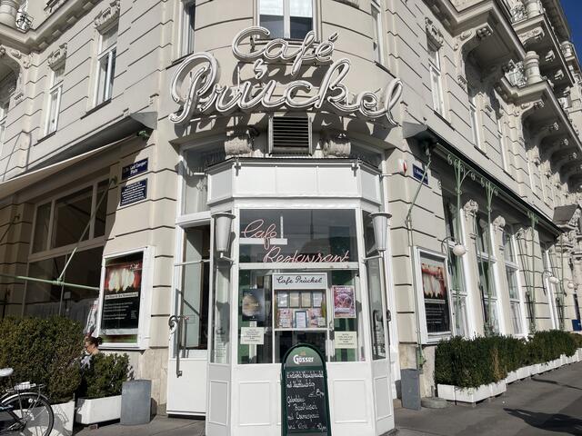 Das Café "Prückel" wurde über den Sommer renoviert.  | Foto: Teischl/MeinBezirk