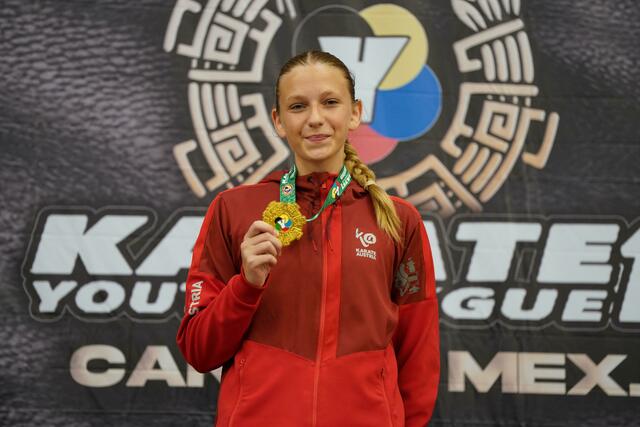 Sarah Kemetinger zeigt stolz ihre Goldene. | Foto: Karate Insights
