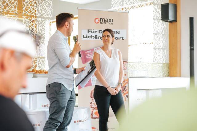Theresa Korbuly, zuständig für Marketing und Kommunikation bei KRÜGER AUSTRIA, eröffnete gemeinsam mit Moderator Marco Tscharnig die erste MaxiNutrition Sportchallenge | Foto: Philipp Lipiarsk