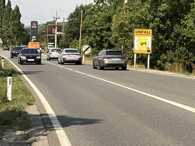 Seit vielen Jahren wird auf die gehäuften Gefahrenstellen am Autobahnzubringer zur A2 in Tribuswinkel hingewiesen. Dort kommt es vor allem wegen vieler Tankstellen- und Betriebsausfahrten immer wieder zu schwierigen Situationen. | Foto: Stockmann