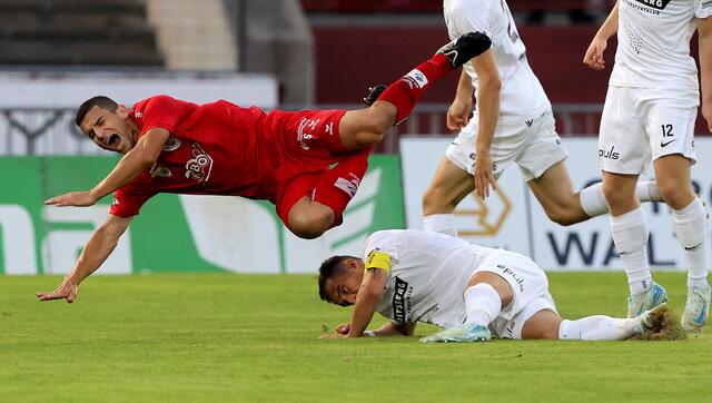 Kapfenberg fliegt aus dem Cup: Meletios Miskovic (Kapfenberg) im Duell mit Martin Salentinig (Voitsberg) | Foto: GEPA pictures