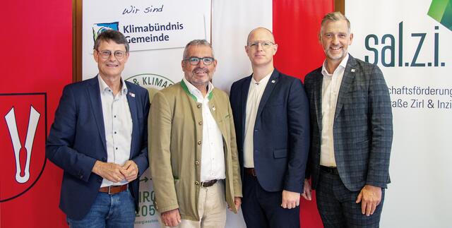 (v.l.n.r.): Die Bürgermeister der Gemeinden, Mag. Thomas Öfner (Zirl) und Mag. Josef Walch (Inzing), Michael Koll (stv. Obmann) sowie sal.z.i.-Obmann Simon Meinschad laden zur sal.z.i. Berufsmesse am 26.09.2024 und freuen sich auf zahlreiche Besucher*innen.  | Foto: sal.z.i.