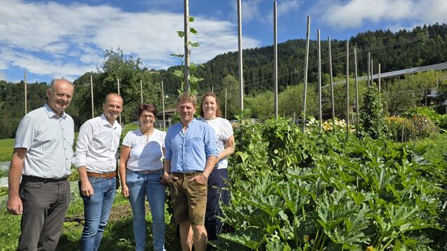 Bezirksobmann Josef Fuchs, Präsident Josef Hechenberger, Landesbäuerin Helga Brunschmid, Betriebsführung Josef Feyersinger und Bezirksbäuerin Bettina Aufhammer-Straif (v. li.) am Rauch Hof in Hopfgarten. | Foto: LK Tirol