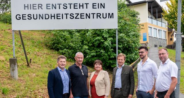 Bgm. Josef Maier, Wolfgang Auer, Manuela Khom, Bernd Leinich (Gesundheitsfonds), Mihnea-Alexandru Lungu und Vizebgm. Kurt Kreinbucher. | Foto: Werner Lückl