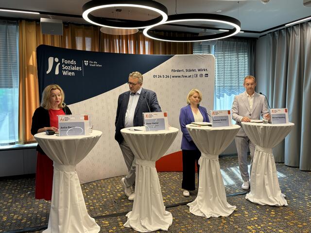 Bei der PK anwesend: Sozialstadtrat Peter Hacker (SPÖ, 2. v. l.) sowie die FSW-Geschäftsführer Anita Bauer, Susanne Winkler und Michael Rosenberg. | Foto: Antonio Šećerović/MeinBezirk