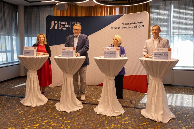 Bei der PK anwesend: Sozialstadtrat Peter Hacker (SPÖ, 2. v. l.) sowie die FSW-Geschäftsführer Anita Bauer, Susanne Winkler und Michael Rosenberg. | Foto: Antonio Šećerović/MeinBezirk