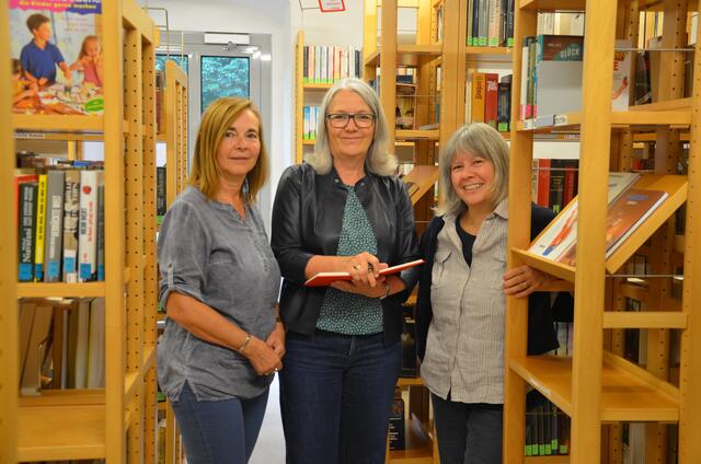 Rita Riedler (Leiterin der Gemeindebücherei), Eva Heimböck, und Kulturreferentin Barbara Schröckenfuchs (v.li.). | Foto: Schröckenfuchs