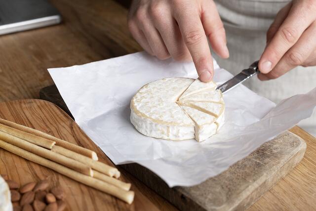 Der vegane Camembert ist aus Marillenkernen entstanden. | Foto: Freundeskreis