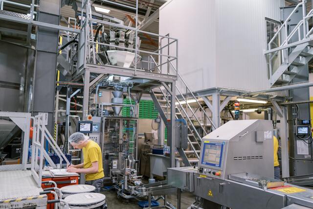 1,1 Millionen Liter Kernöl werden am Steirerkraft-Standort in St. Ruprecht an der Raab pro Jahr produziert. | Foto: diemosbachers