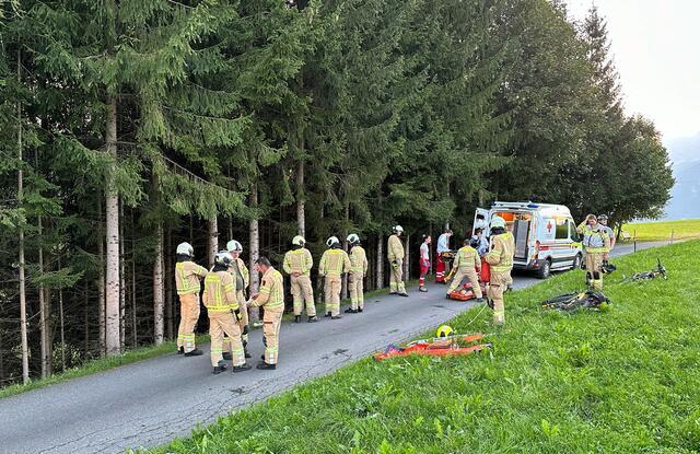 Die Radfahrerin musste von der Feuerwehr geborgen werden. | Foto: ZOOM.TIROL