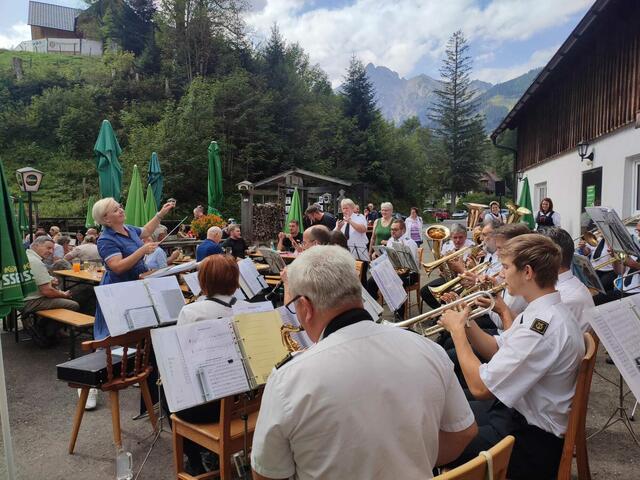 Wirtin Claudia dirigiert die Bergknappenkapelle Unterlaussa. | Foto: Franz Haider 