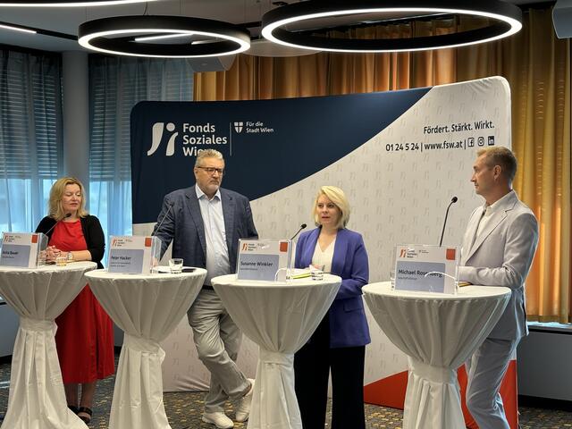Bei der PK anwesend: Sozialstadtrat Peter Hacker (SPÖ, 2. v. l.) sowie die FSW-Geschäftsführer Anita Bauer, Susanne Winkler und Michael Rosenberg. | Foto: Antonio Šećerović/MeinBezirk