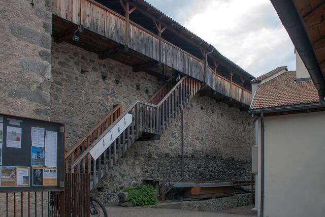 35 # 1228: Die Stadtmauer ist teilweise begehbar. Paul Floras Lebensmittelpunkt war zwar in Innsbruck, doch Glurns blieb Zeit seines Lebens ein wichtiger Bezugspunkt. Im Kirchtorturm wurde eine Dauerausstellung zu Leben und Werk des Künstlers eingerichtet. Es sind bis zu 60 Werke aus dem Leben des Zeichners ausgestellt. | Foto: © by Ing. Günter Kramarcsik