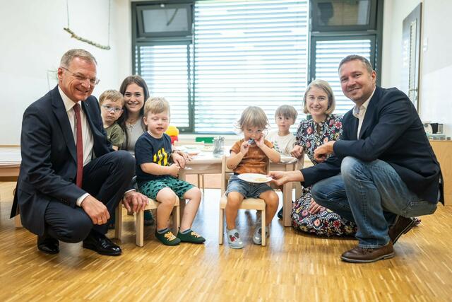 Thomas Stelzer und LH-Stv.in Christine Haberlander gemeinsam mit Bürgermeister Markus Hofko (alle ÖVP) beim Besuch einer Krabbelstube in Pasching anlässlich des Starts der beitragsfreien Vormittagsbetreuung am 1. September.