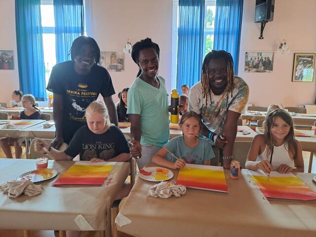 Drei kenianische Künstler gestalteten im Zuge des Ferienspiels eine "Pinselsafari" für Kinder in der Pfarre Steinakirchen. | Foto: Pfarre Steinakirchen