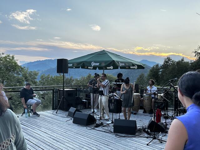 Latin-Sound der Superlative wurde auf der Sonnenterrasse geboten | Foto: Tamara Himsl