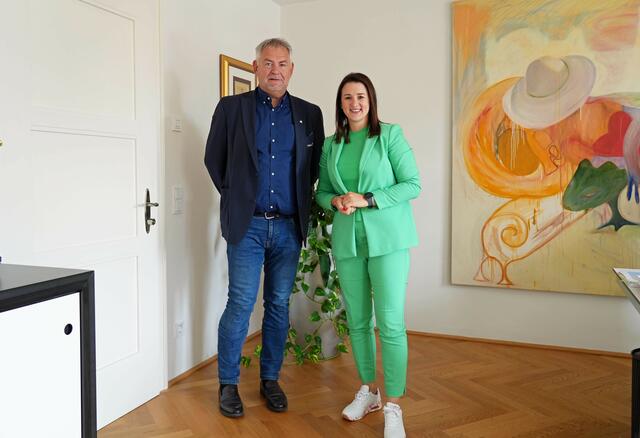 Bgm. Helmut Mall vereinbarte mit LR Astrid Mair die Katastrophenfonds-Sprechstunde. | Foto: Land Tirol/Brandhuber