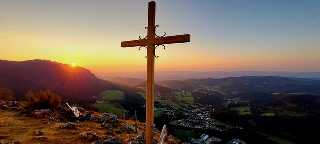 Stimmungsvoll: das neue Kreuz in der Sonne. | Foto: Musikverein Bergknappenkapelle